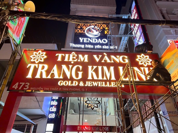 So Sánh Chữ Nổi Mica Và Chữ Nổi Inox | Nên Chọn Loại Nào Cho Bảng Hiệu?