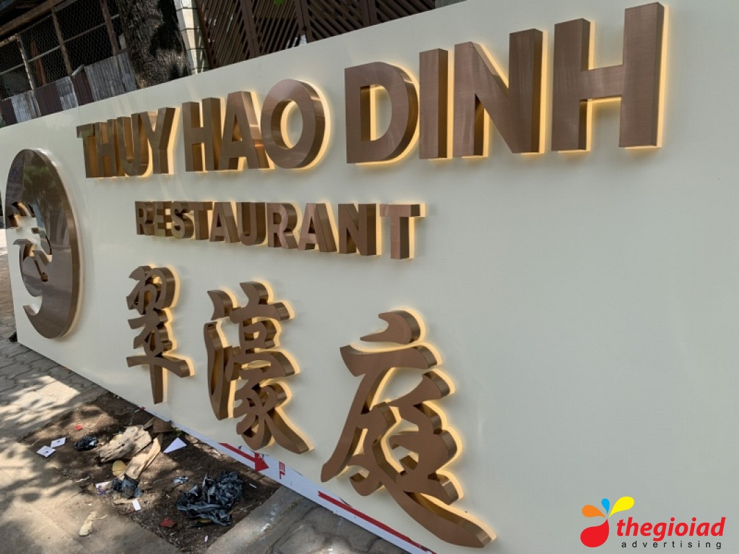 Bảng hiệu chữ Inox hắt sáng chân