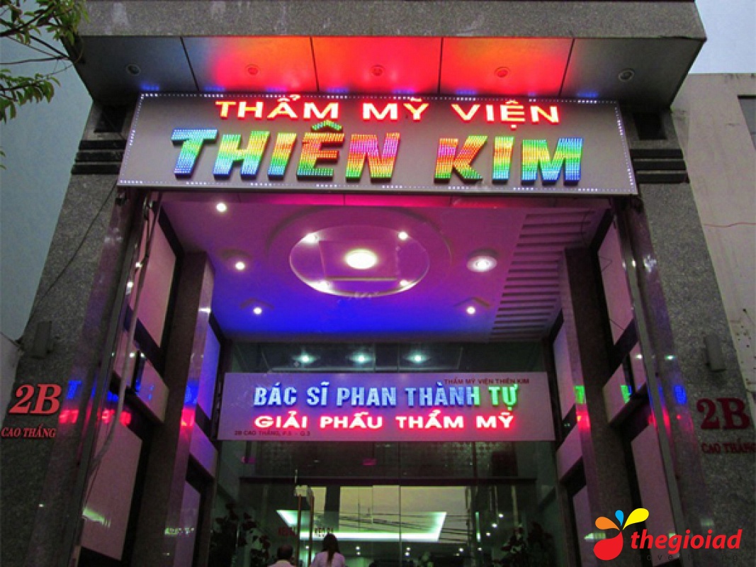 Bảng thẩm mỹ viện Thiên Kim phía trên lối vào khi lên đèn