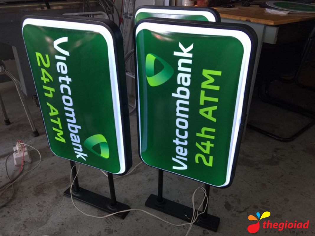 Các biển Vietcombank ATM khổ chữ nhật đứng, nền xanh