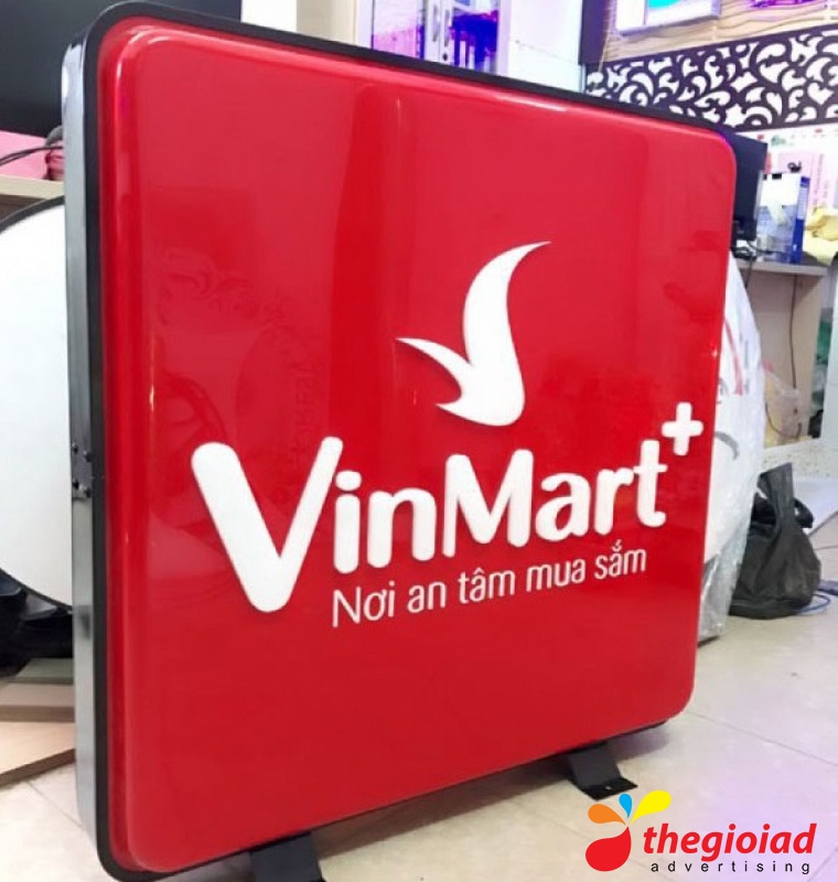 Biển VinMart khung gần vuông, nền đỏ và logo trắng