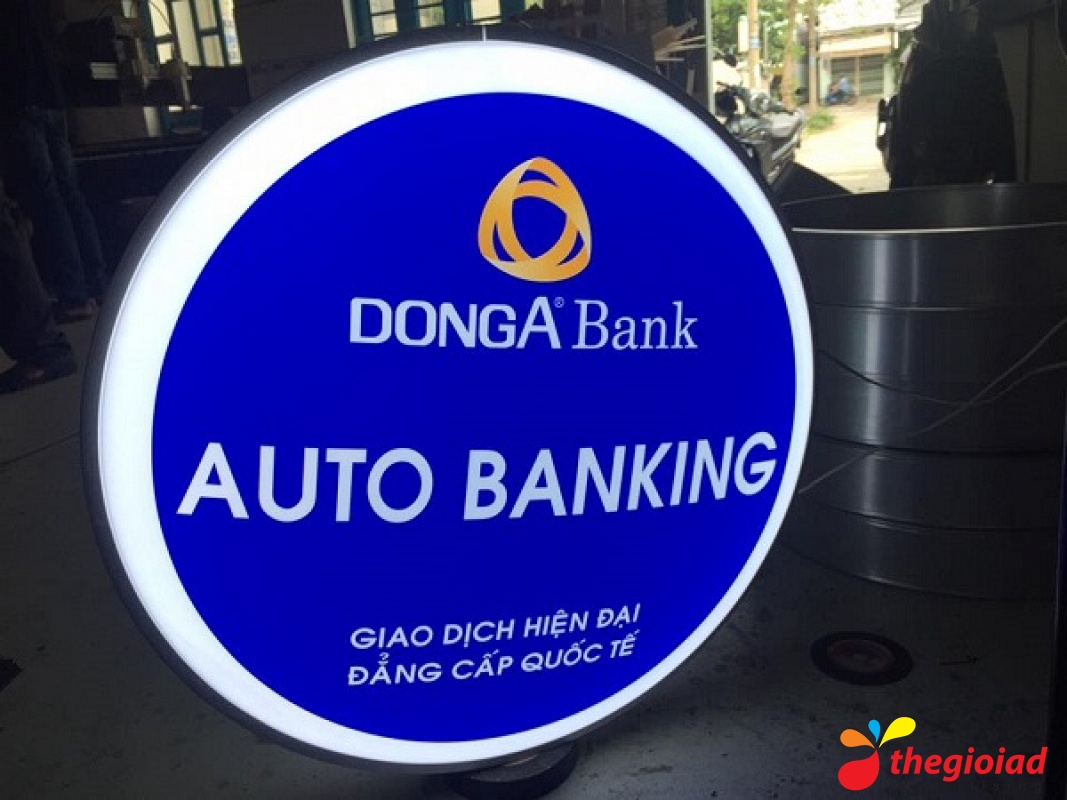 Biển tròn Đông Á Bank Auto Banking nền xanh và viền sáng