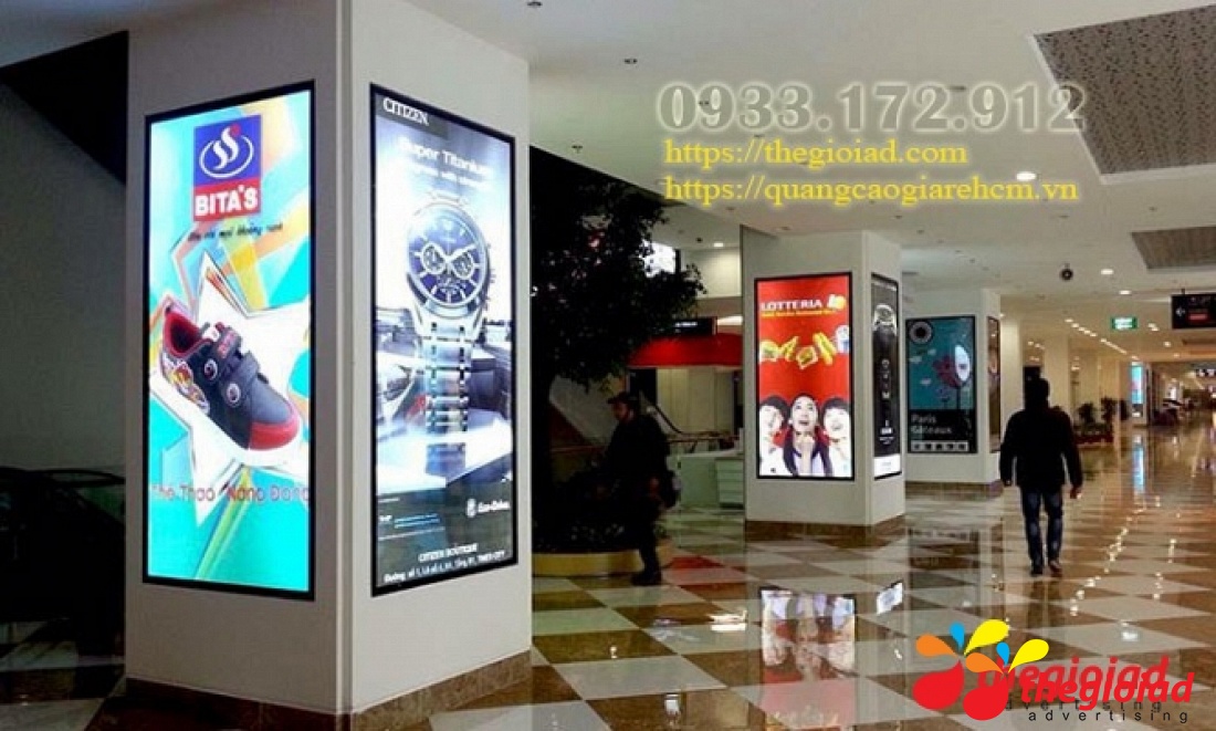 Khung poster khổ đứng bố trí trên các mặt cột trong không gian bán hàng