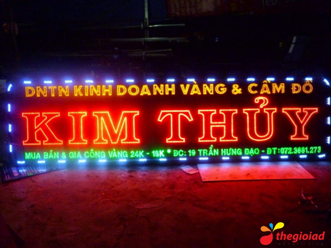 Bảng Tiệm Vàng Kim Thủy với tên lớn màu đỏ và các dòng thông tin nhỏ