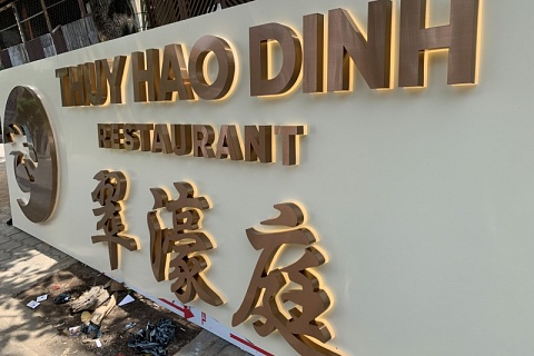 Bảng hiệu chữ Inox hắt sáng chân