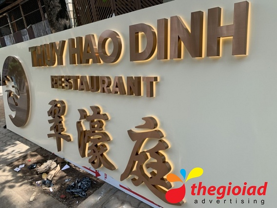 Bảng hiệu chữ Inox hắt sáng chân