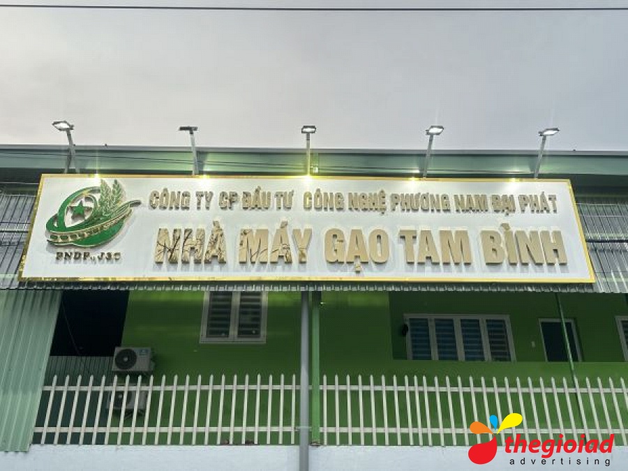 Ảnh bảng hiệu tham khảo – Các loại bảng công ty: biển tấm hay chữ rời?