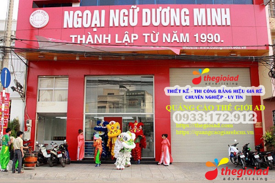 Mặt tiền Ngoại ngữ Dương Minh với mảng nền đỏ và chữ trắng