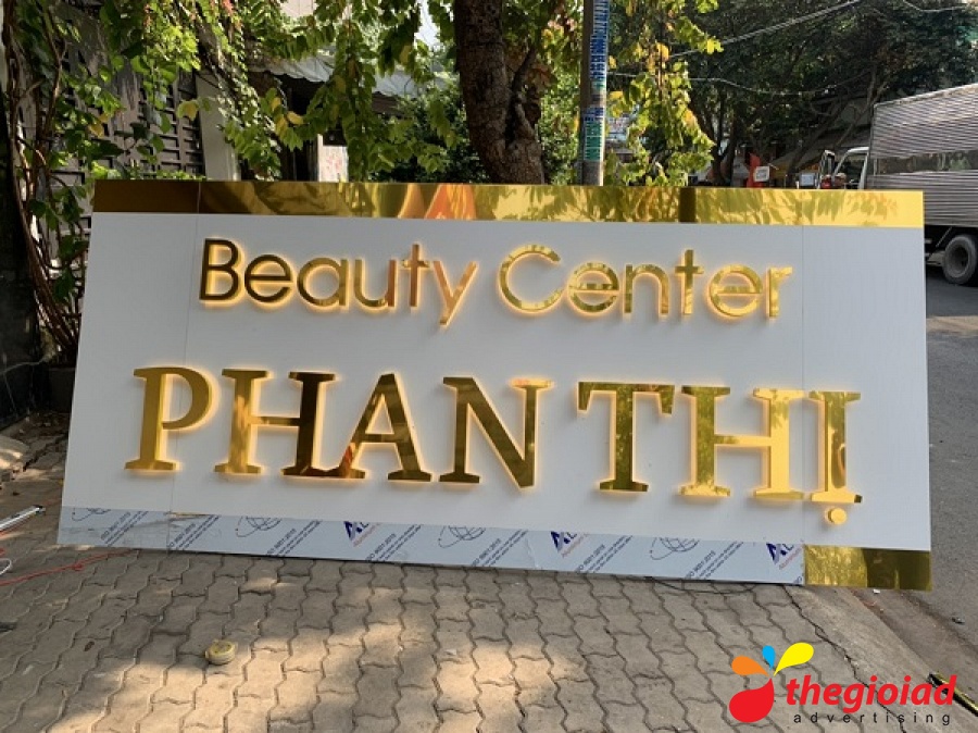 Ảnh bảng hiệu tham khảo – Chi phí chữ nổi Inox: đọc đúng vật liệu và quy cách