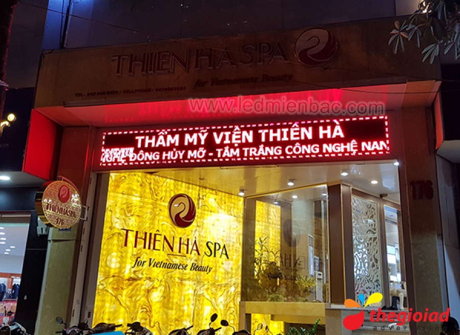 Mặt tiền mang tên thẩm mỹ viện Thiên Hà với bảng sáng phía trên cửa