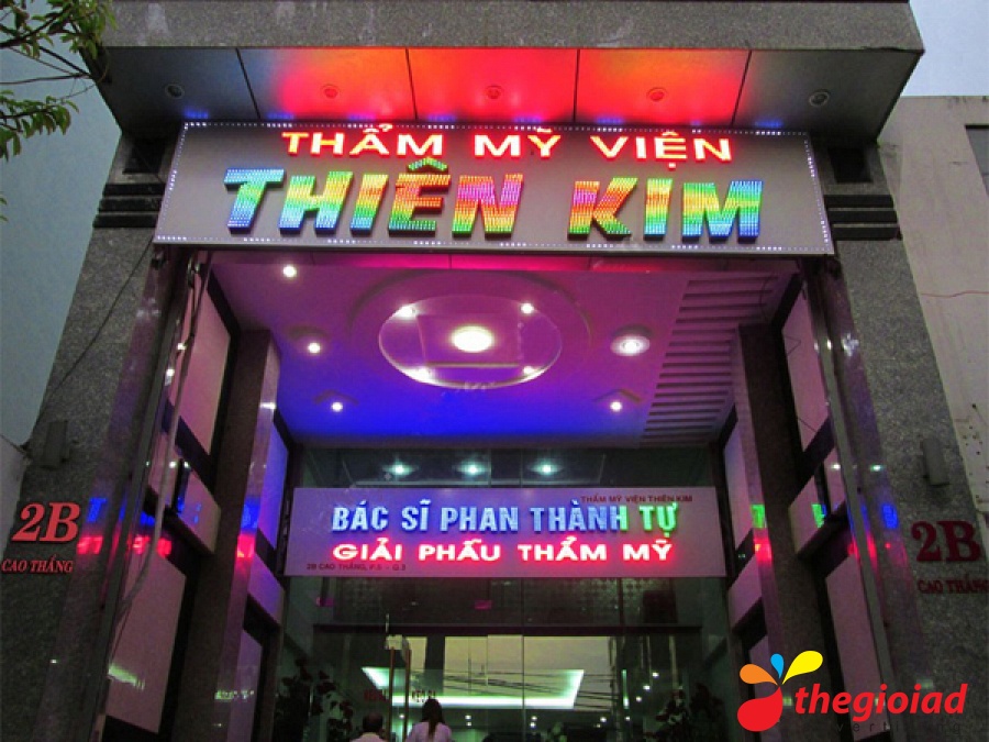 Bảng thẩm mỹ viện Thiên Kim phía trên lối vào khi lên đèn