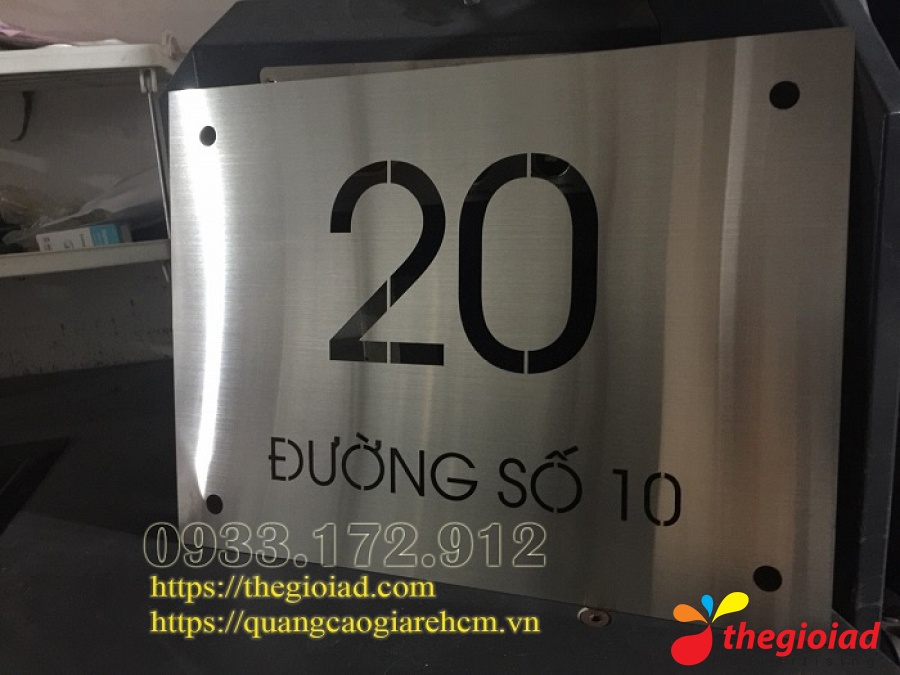 Bảng số nhà Inox - Mica – góc nhìn 3