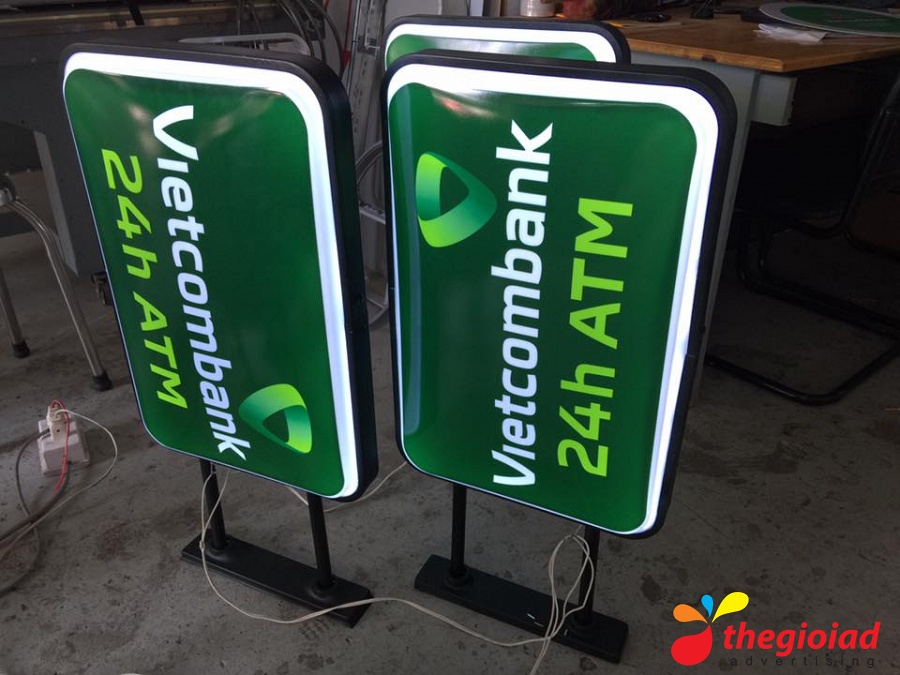 Các biển Vietcombank ATM khổ chữ nhật đứng, nền xanh