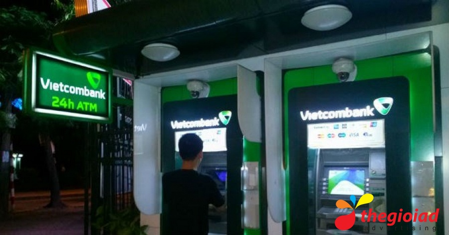 Vùng biển Vietcombank ATM tại khu vực máy giao dịch khi lên đèn