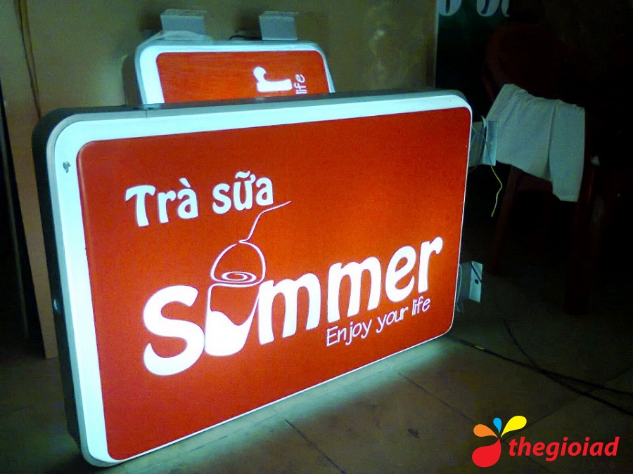 Biển trà sữa Summer chữ nhật ngang, nền đỏ và tên trắng