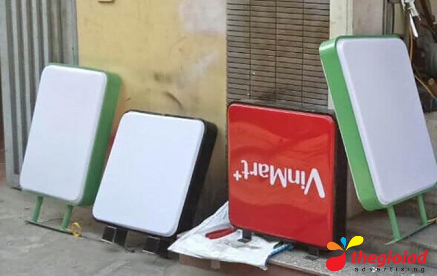 Các mặt biển gần vuông được đặt cạnh nhau trong khu vực làm việc