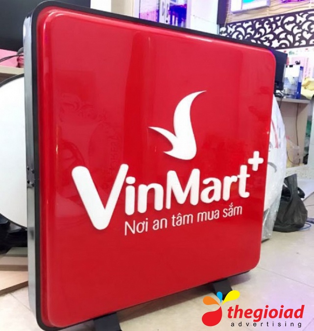 Biển VinMart khung gần vuông, nền đỏ và logo trắng