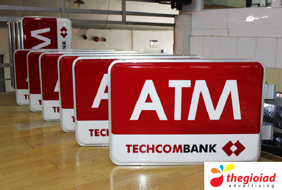 Các biển ATM Techcombank tông đỏ, trắng