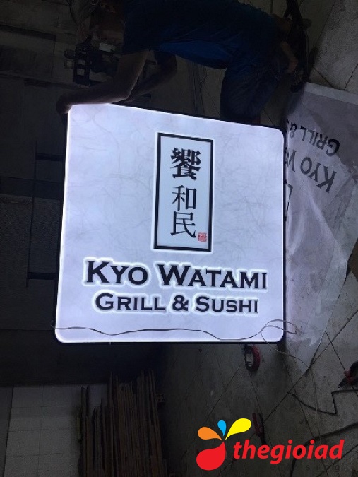 Biển Kyo Watami khổ đứng với tên trên nền trắng