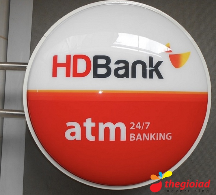 Biển tròn HDBank ATM với hai mảng nền trắng, đỏ