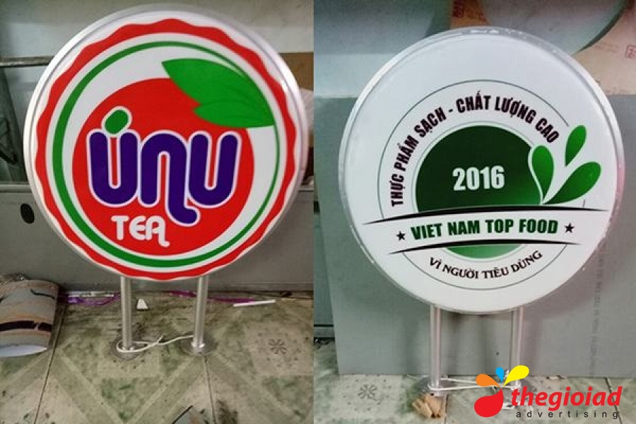 Hai mẫu biển tròn có logo và chữ trên nền trắng