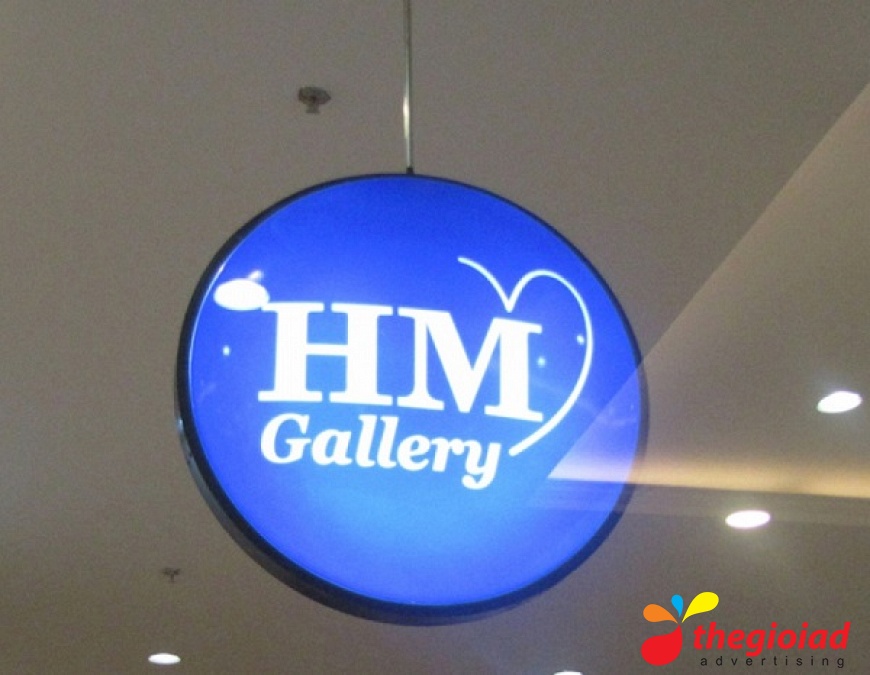 Biển tròn HM Gallery nền xanh đặt trong nhà