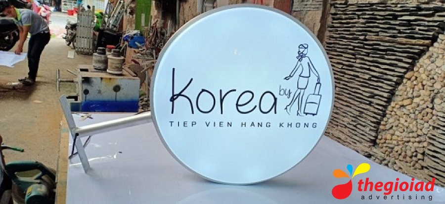 Biển tròn màu sáng với tên và hình minh họa nhỏ