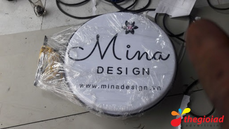 Biển tròn Mina Design với tên viết tay màu tối