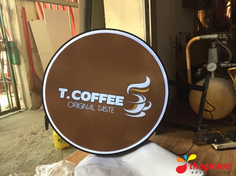 Biển tròn T.Coffee nền nâu, tên và hình chiếc tách