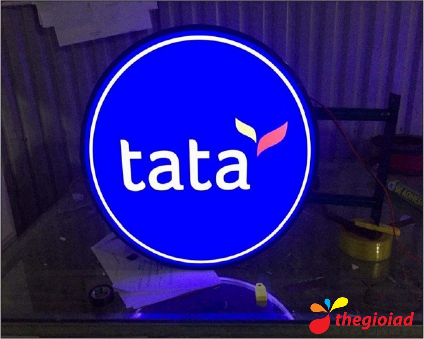 Biển tròn Tata nền xanh khi lên đèn