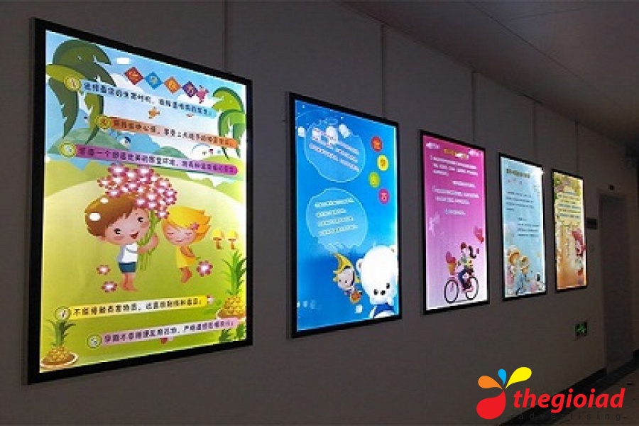 Dãy poster khổ đứng được bố trí trên một mảng vách