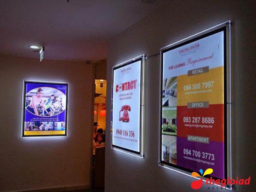 Các khung poster có đèn được bố trí trên hai mảng tường