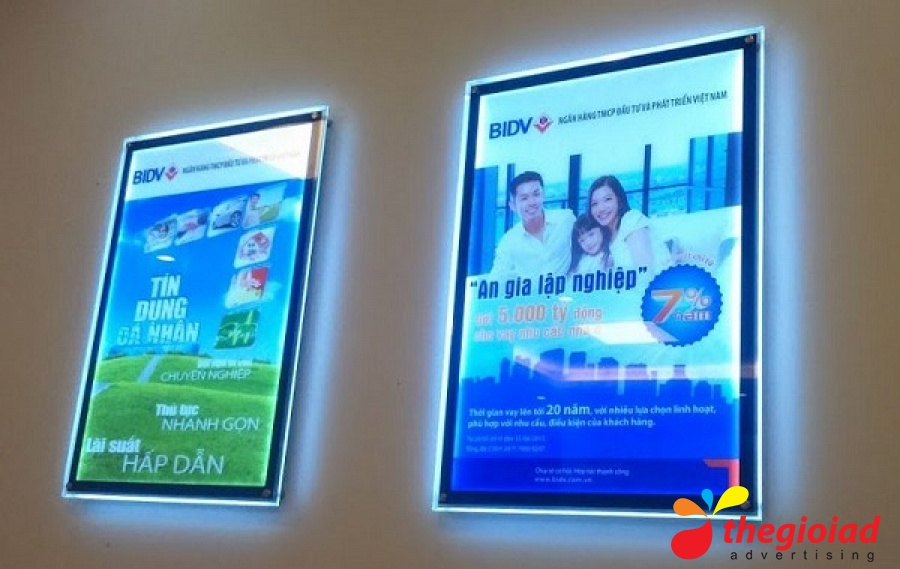 Hai khung quảng cáo khổ đứng khi lên đèn