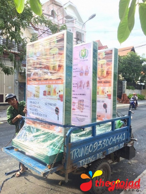 Khung hình sáng đặt ở phía trên một quầy bán hàng