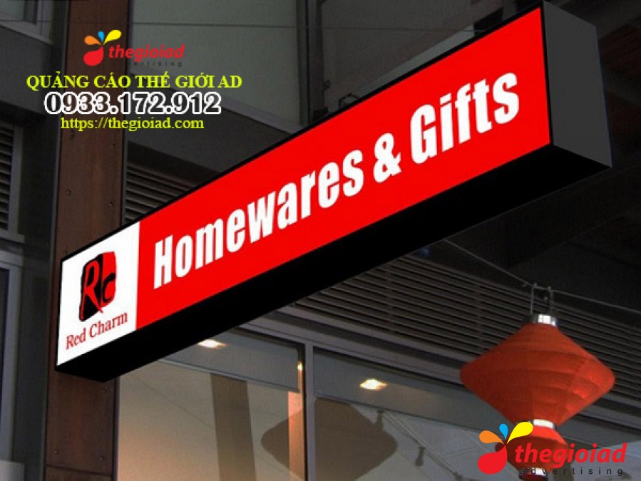 Bảng ngang nền đỏ với dòng Homewares & Gifts trên mặt tiền
