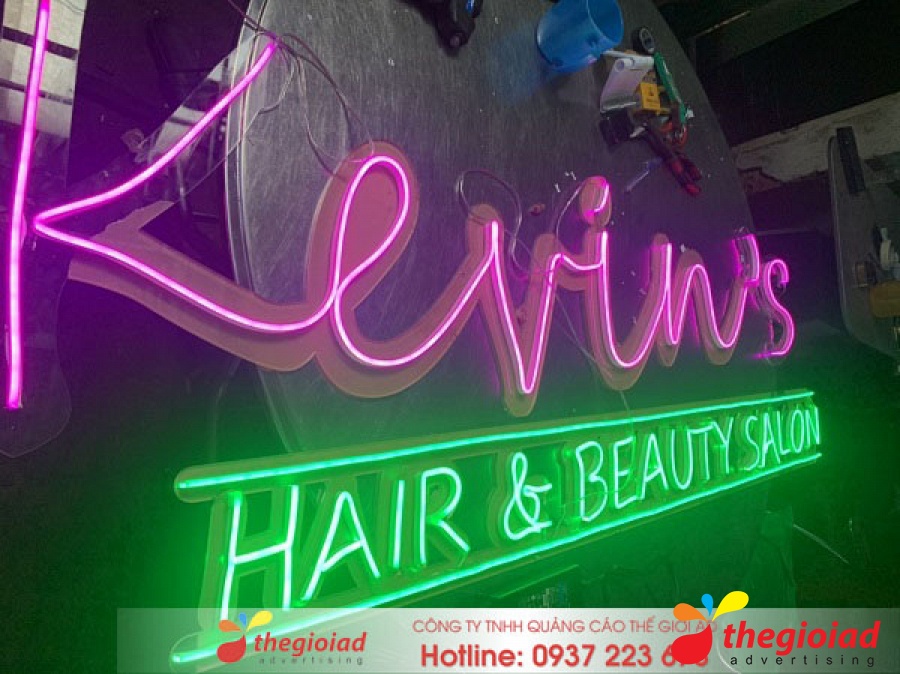 Tên Kevin và dòng Hair & Beauty Salon bằng đường sáng nhiều màu