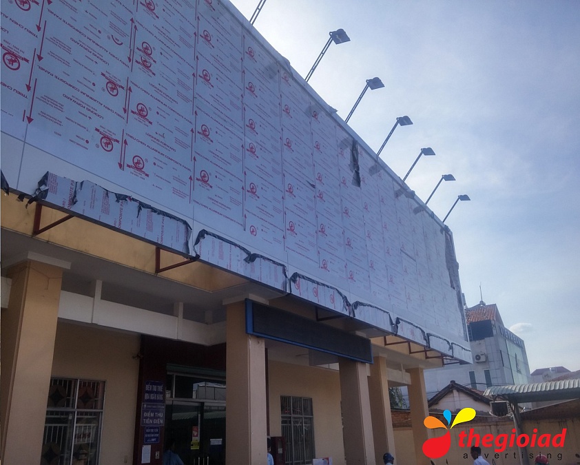 Các tấm Alu trên vùng mặt tiền, bề mặt còn lớp màng bảo vệ