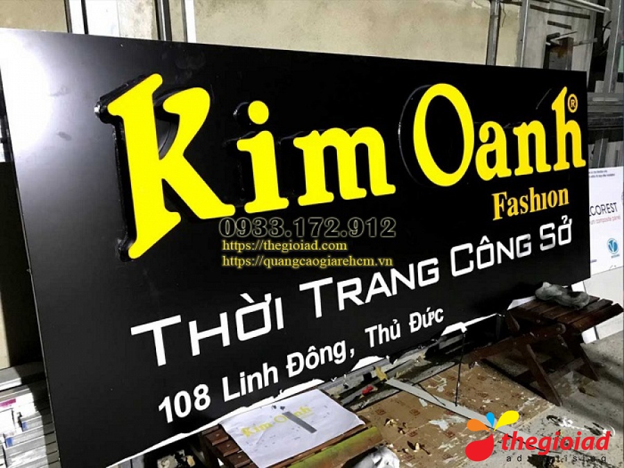 Hình bảng hiệu thời trang tham khảo – Mẫu bảng hiệu shop quần áo: chọn phong cách hợp mặt tiền