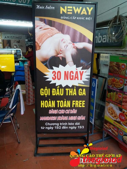Bảng hiệu Standee – góc nhìn 1