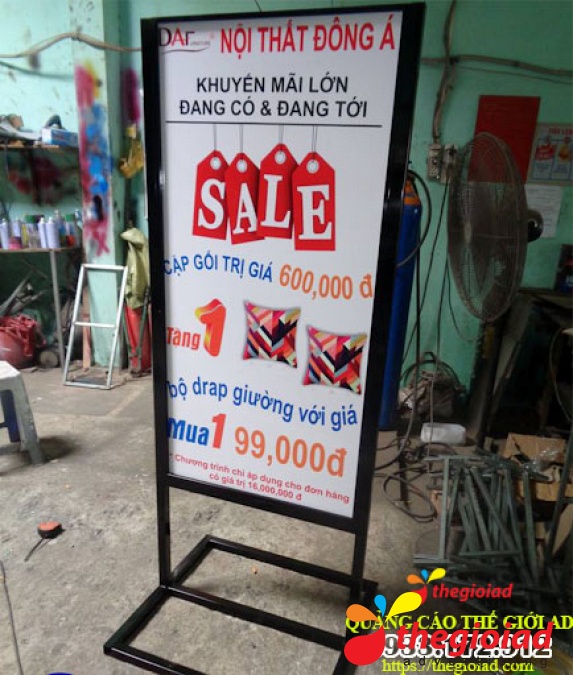 Bảng hiệu Standee – góc nhìn 2