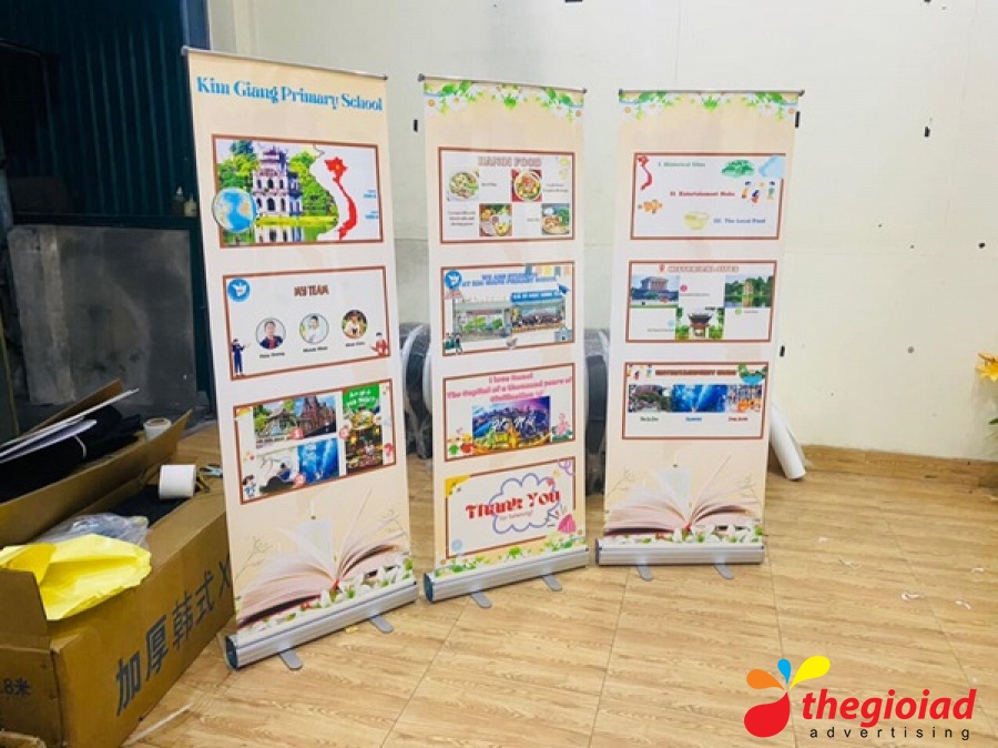 Nhiều mặt standee trên chân chữ X với nội dung riêng