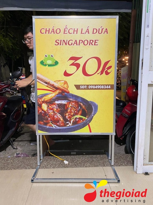 Bảng đứng giới thiệu món ăn trên khung đen