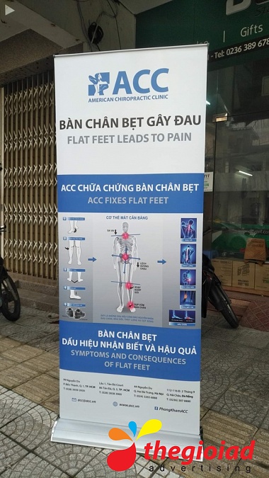 Mặt standee có hình minh họa và mã QR