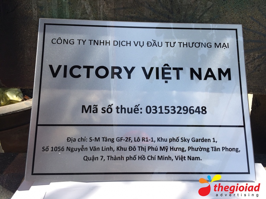 Bảng Mica tên công ty – góc nhìn 3
