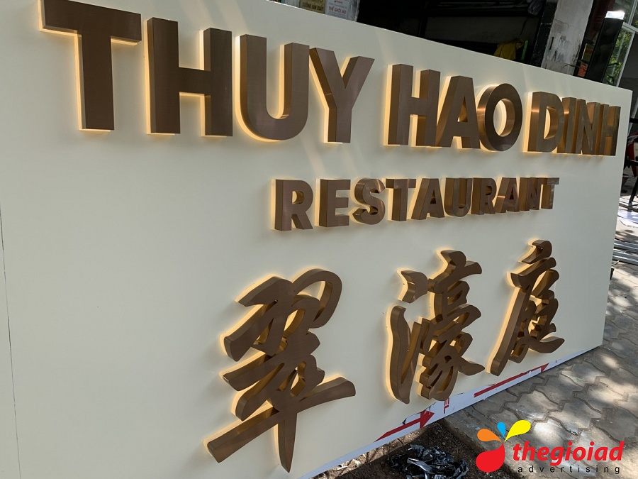 Bảng hiệu chữ Inox hắt sáng chân – góc nhìn 2