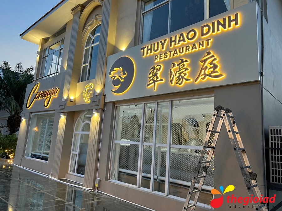 Bảng hiệu chữ Inox hắt sáng chân – góc nhìn 7