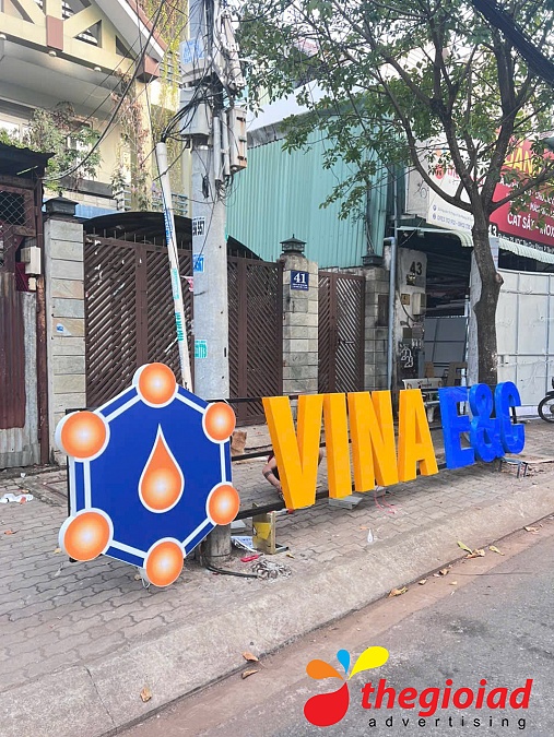 Bảng hiệu chữ Mica tòa nhà – góc nhìn 1