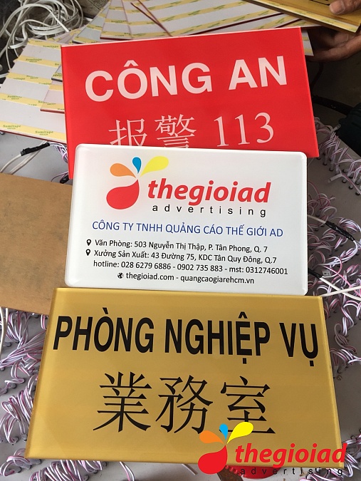 Bảng Mica tên công ty – góc nhìn 1