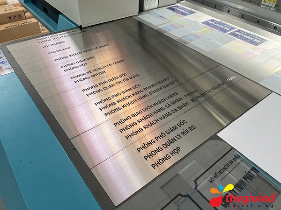 In UV Inox Bảng tên phòng – góc nhìn 2