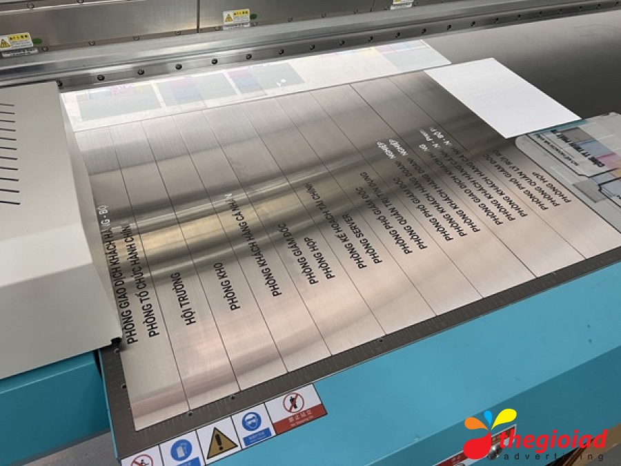 In UV Inox Bảng tên phòng – góc nhìn 3